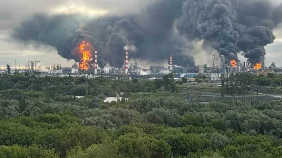 Волна ударов беспилотников по Москве и областям привела к повреждениям НПЗ, торговых центров и жилых домов; есть погибшие и раненые. Аналитики предупреждают о серьёзных последствиях для переработки нефти в России.