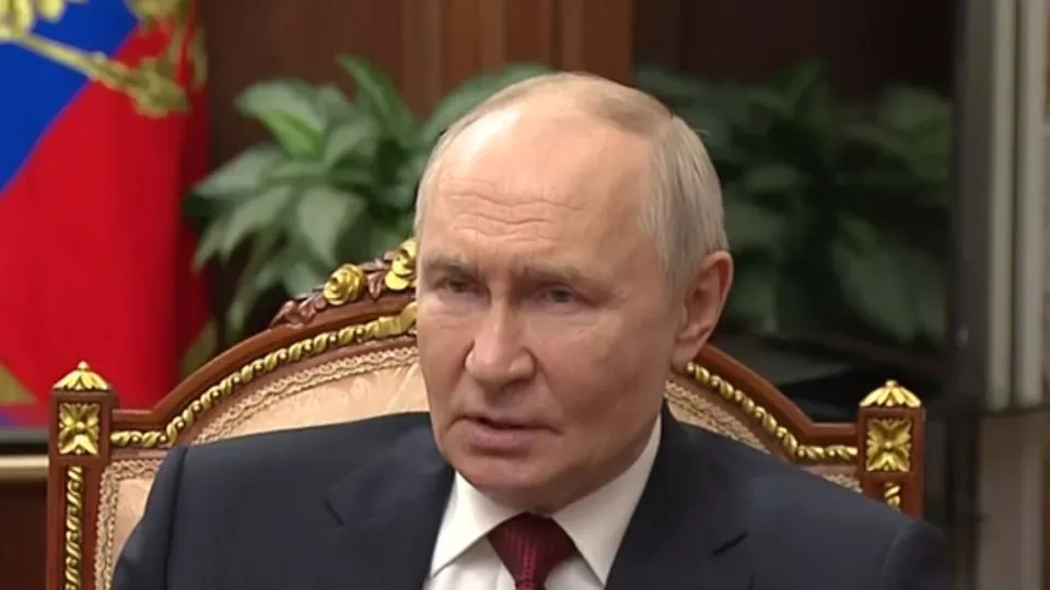 Президент заявил, что Украина предложила отказаться от дальнобойных ударов и сосредоточить боевые действия на Херсонской, Запорожской областях и территориях «ДНР» и «ЛНР». По его мнению, это позволило бы ВСУ передислоцировать силы, но Россия не станет спасать киевский режим; удары по инфраструктуре создают проблемы с топливом, но восстанавливаемость объектов высокая.