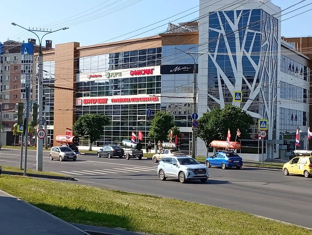 В День России в Чебоксарах прошёл автопробег активистов НОД: участники проехали по городу с макетами ракет и плакатами.