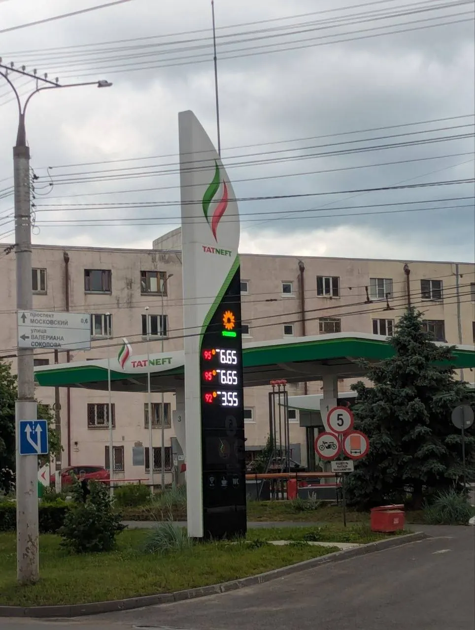 На табло некоторых заправок указаны низкие цены на бензин и дизель, но в реальности топливо обычным водителям не отпускают — колонки закрывают табличками о техработах.