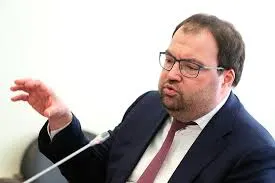 Министр цифрового развития Максут Шадаев заявил на IT‑завтраке в рамках ПМЭФ‑2026, что внедрение механизмов подтверждения возраста пользователей на онлайн‑платформах станет одной из ближайших задач; ведомство изучает опыт Roblox, несмотря на блокировку платформы в России.