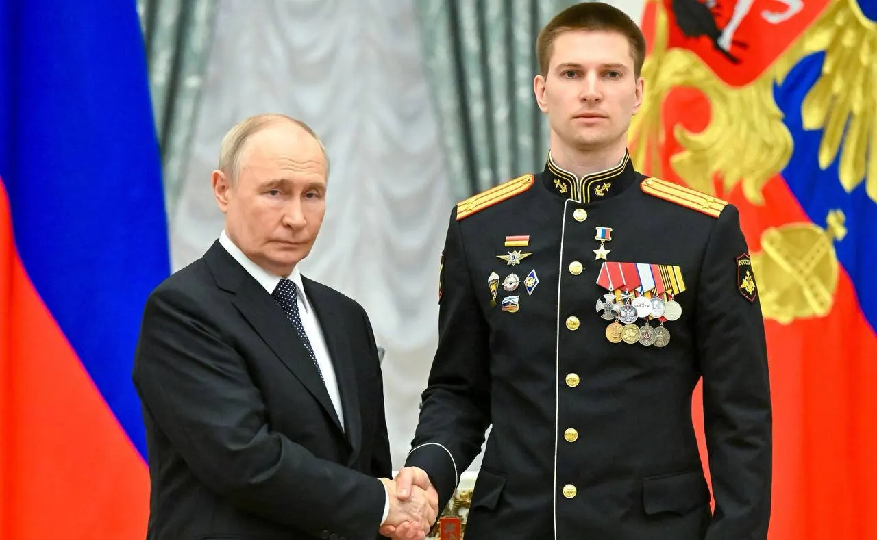 В Кремле президент Владимир Путин лично вручил подполковнику Ивану Берестовскому медаль «Золотая Звезда» Героя России за мужество в ходе специальной военной операции. Берестовский дважды был ранен, лично уничтожил три «Леопард-2» и участвовал в освобождении свыше 40 населённых пунктов; ему досрочно присвоено звание подполковника и вручено именное оружие.