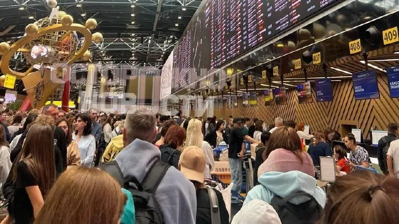 По данным, около 200 БПЛА направлялись на столицу. Из‑за масштабной атаки временно закрыты аэропорты Москвы, отменены и задержаны сотни рейсов; проводятся проверки и расследование.