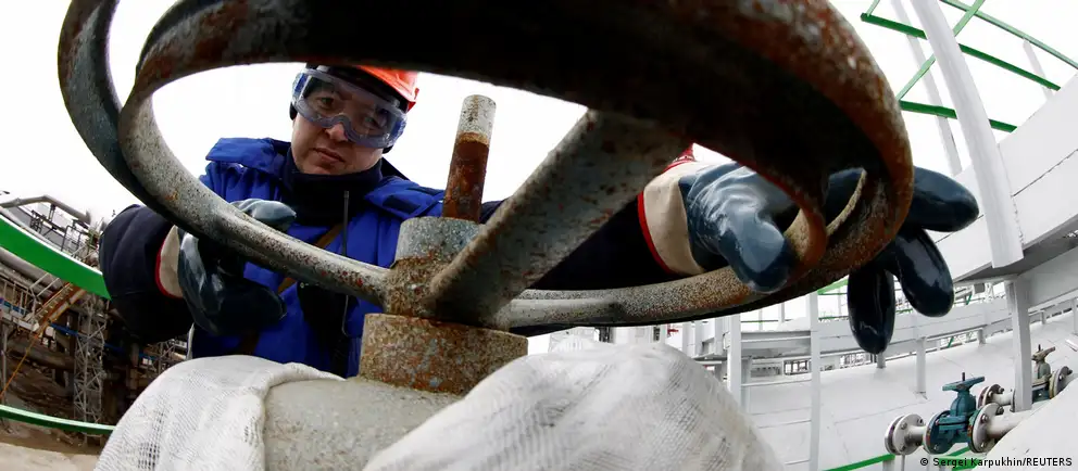 Утром 25 июня беспилотники атаковали Уфимский нефтеперерабатывающий комплекс: повреждены установки на двух крупных заводах, над промзоной поднимались столбы чёрного дыма. Есть риск перебоев с поставками топлива в ряде регионов.