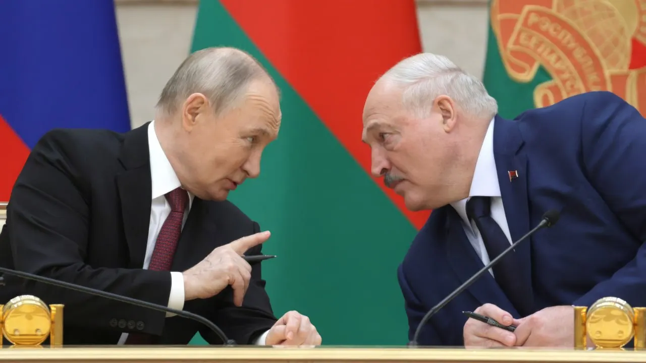 26 июня в Валдайской резиденции прошли конфиденциальные переговоры президентов России и Беларуси. Официальных комментариев не последовало — обсуждались вопросы региональной безопасности, торгово‑экономического взаимодействия и проекты Союзного государства на фоне обострения у белорусско‑украинской границы.