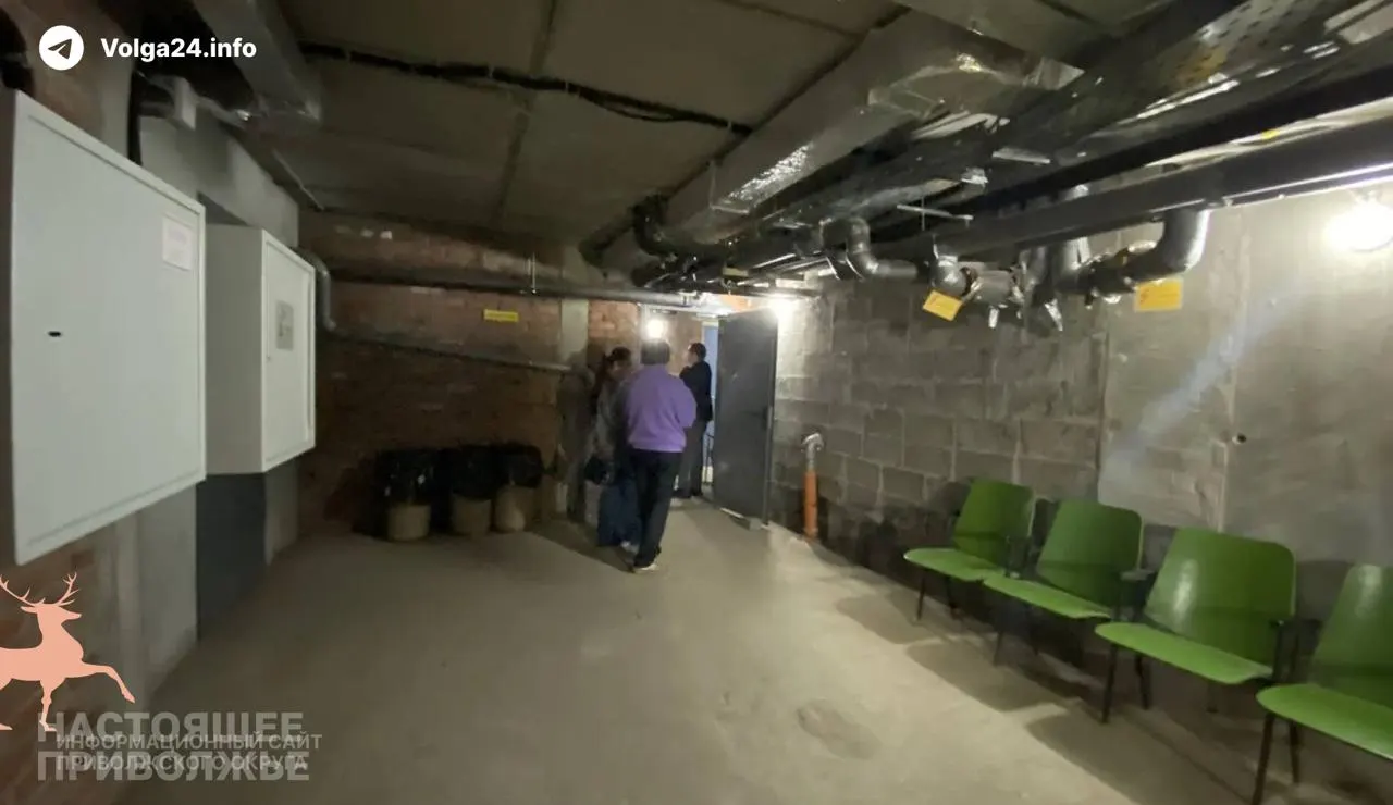 В подвале на Воинов‑Интернационалистов, 20 открыли 745 м² укрытия с запасами и инструкциями, но вход закрыт — номера ответственных за ключи указаны на табличках у входа.