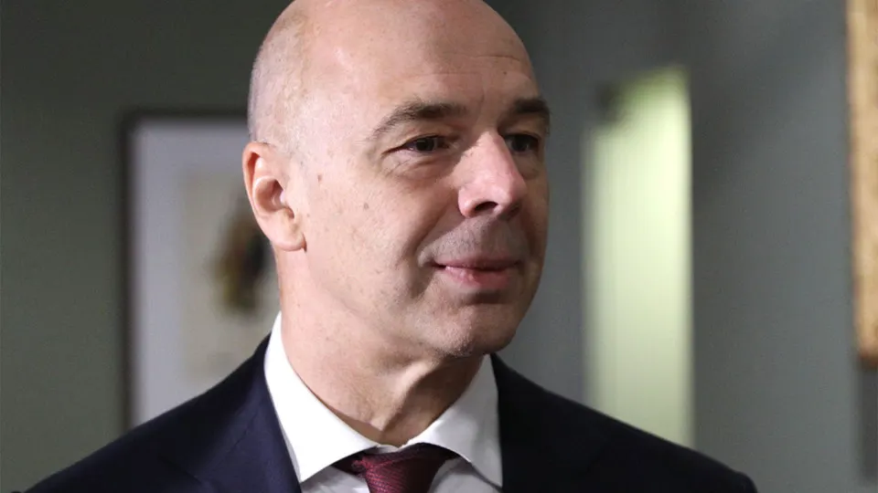 Минфин заявил, что отдельные фонды для защиты топливно-энергетических предприятий создавать не будут — компании должны самостоятельно обеспечивать защиту за свой счёт. Затраты можно включать в себестоимость, а правительство формирует перечень необходимого оборудования. Атаки беспилотников уже снизили переработку и привели к росту цен и ограничению экспорта топлива.