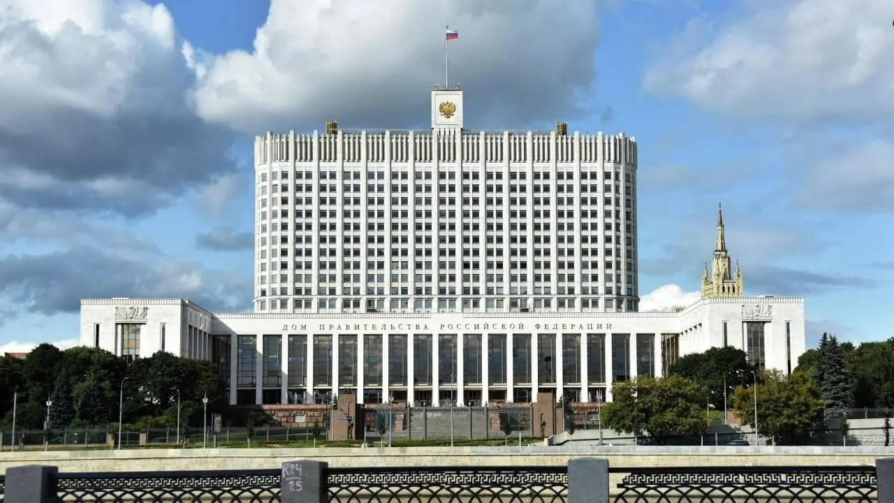 В Госдуму внесён законопроект о возмещении утильсбора семьям с тремя и более детьми, но в правительстве предупреждают о дополнительных расходах и отсутствии источников финансирования.