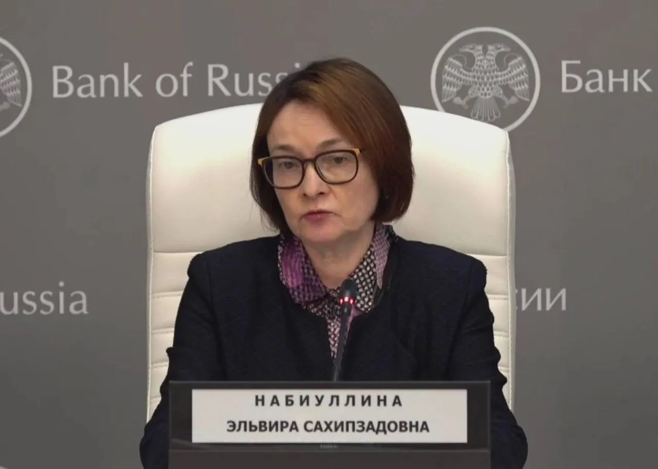 Глава Банка России вернулась на пресс‑конференцию после простуды: она подтвердила потерю голоса и поблагодарила тех, кто переживал; журналисты заметили, что она была без привычных брошей и выглядела более уставшей.