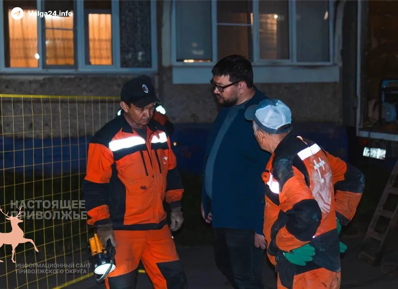 Более 100 многоквартирных домов остаются без горячей воды из‑за свыше 100 порывов на изношенных сетях «Т Плюс». Ремонт отложили до 21 июня, на месте работают всего восемь бригад.