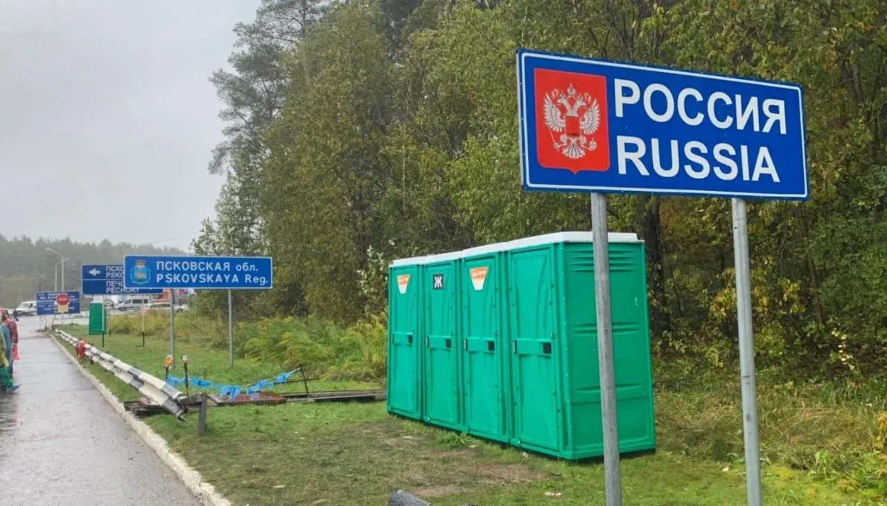 В 21‑м пакете санкций планируют ввести полный визовый запрет для тех, кто служил в российских вооружённых силах или прокси‑формированиях с начала полномасштабного вторжения. Правозащитники и помощники эмигрантов указывают на неопределённости в критериях, проблемные способы идентификации и вопросы применения к срочникам и дезертирам.