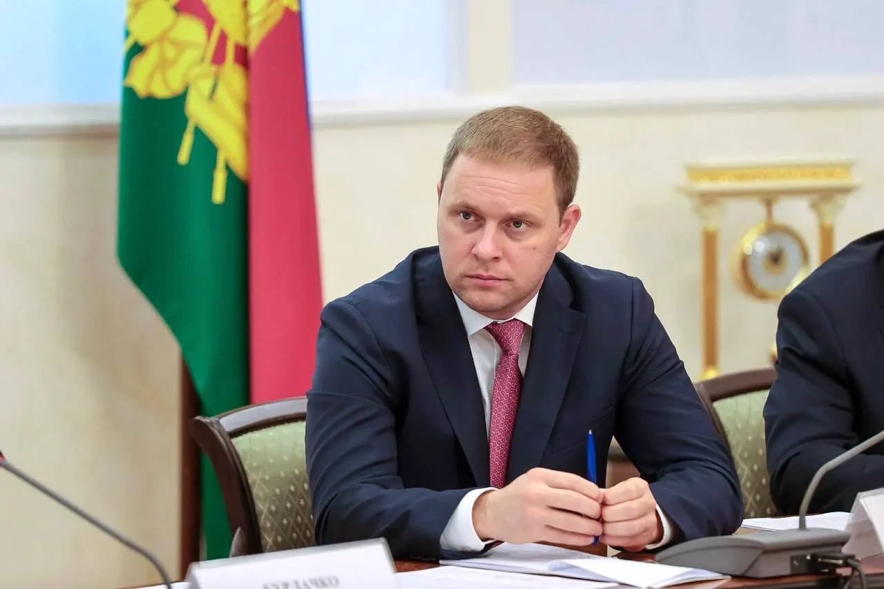 Швец с более чем 10‑летним опытом работы в системе государственного управления возглавил госкорпорацию «Туризм РФ». Ранее он руководил Анапой и курировал инвестиции, развитие малого и среднего бизнеса, цифровизацию и туризм в Краснодарском крае.