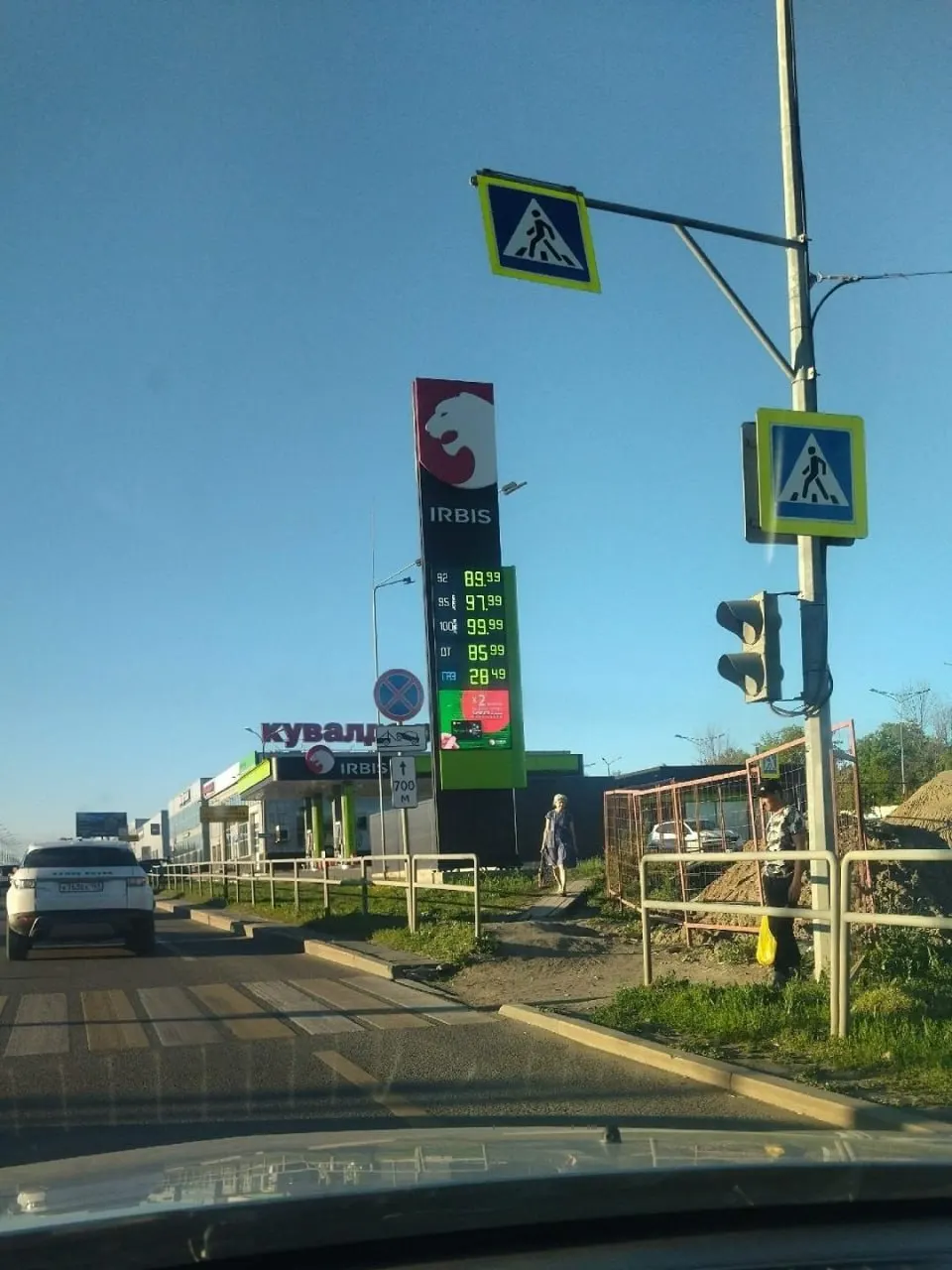 В Татарстане клиенты сети АЗС фиксируют цены — АИ‑92 около 90 рублей, АИ‑95 — до 98 рублей. Жалобы поступают от автомобилистов из нескольких соседних регионов; в отдельных случаях цена за ночь выросла на 5 рублей.