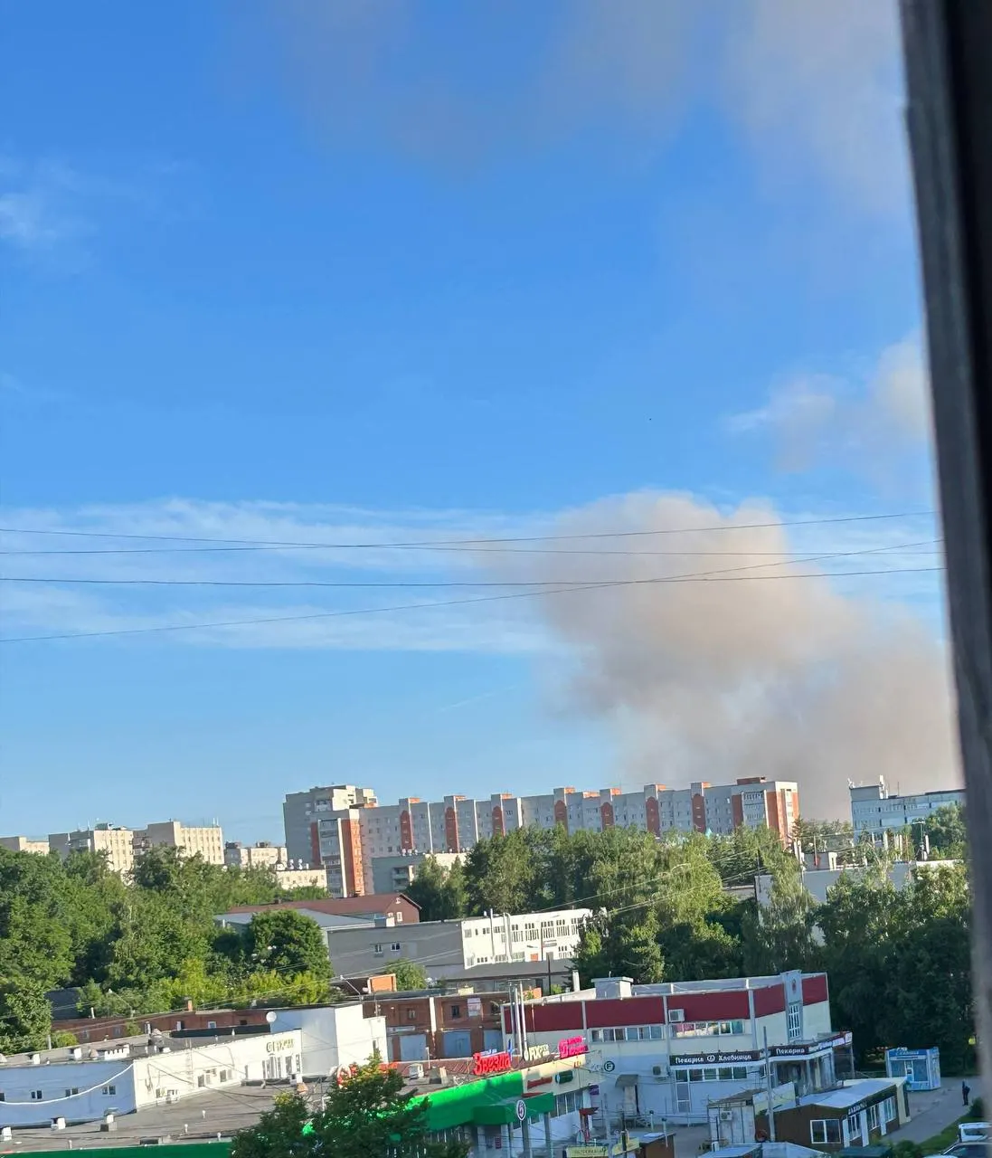 Жители Чебоксар сообщили о задымлении и резком запахе гари со стороны ВНИИР. Причины и последствия уточняются, на место направлены проверяющие службы.