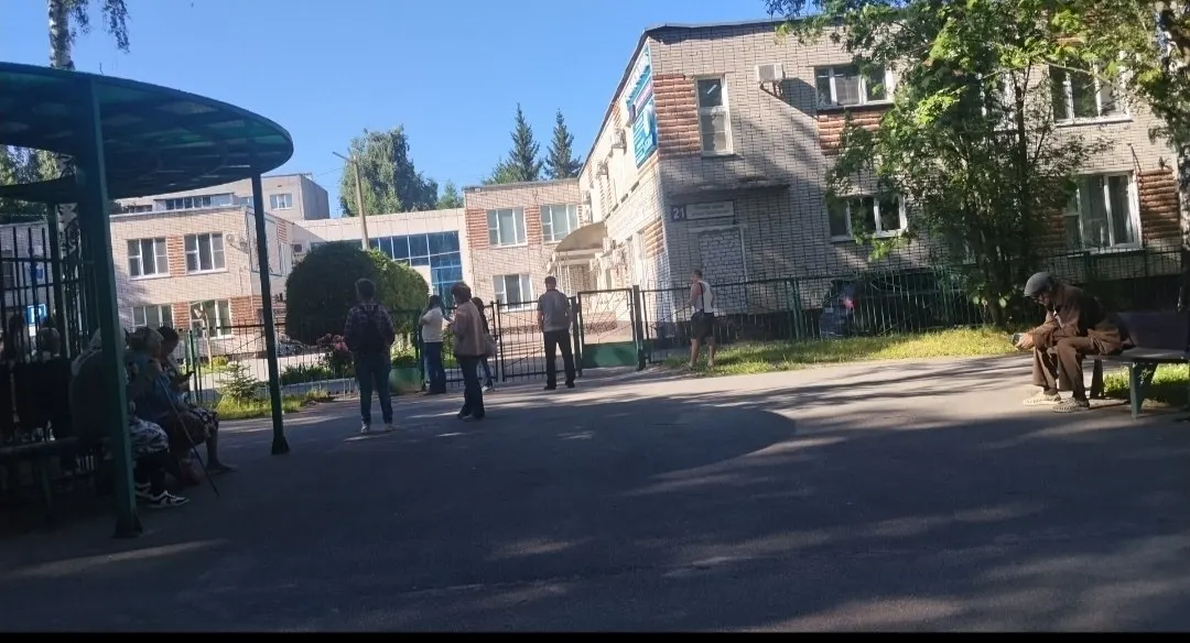 В Новочебоксарске из стоматологической клиники эвакуировали персонал и пациентов после сообщения о минировании. Приёмы отменены, на месте работают скорая и пожарные.