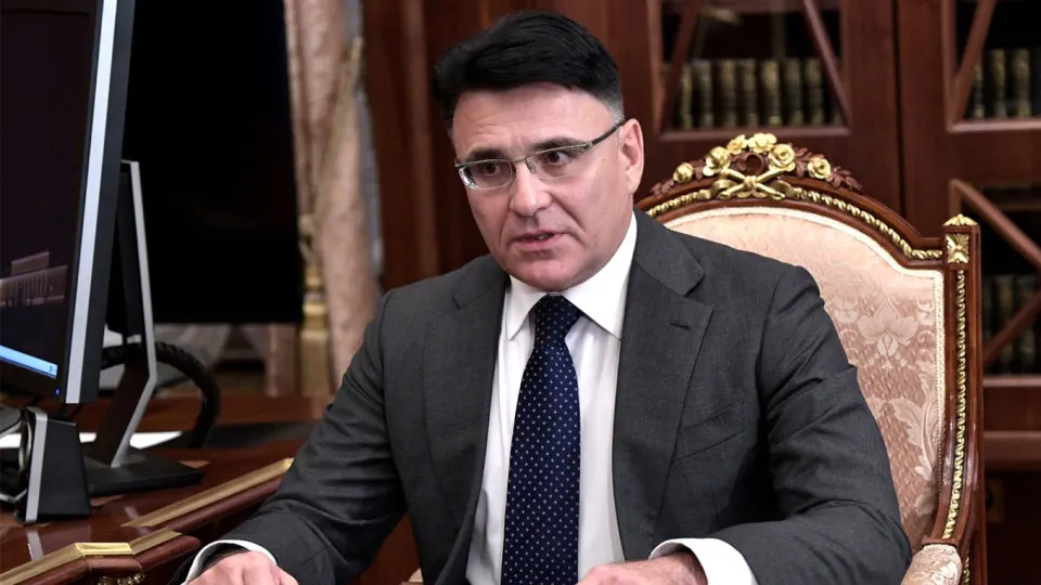 По мнению главы холдинга, квоты позволят отбирать лучшие зарубежные ленты и освободят экранное время для российских фильмов; идея поддерживается рядом деятелей кино и обсуждается с властями, пока теневой прокат приносит миллиарды рублей.