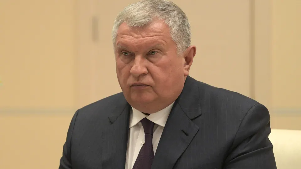 Глава нефтекомпании сообщил о беспрецедентных повреждениях российских НПЗ после ударов и предложил временно снять биржевые нормативы и направить большую долю сырья на внутреннюю переработку, чтобы снизить дефицит топлива.