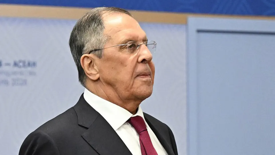 После самой масштабной ночной атаки дронов на Москву глава МИД заявил о регулярных «массированных групповых ударах» по объектам, от которых зависит боеспособность ВСУ; в столице произошли пожары и крупные сбои в авиации.