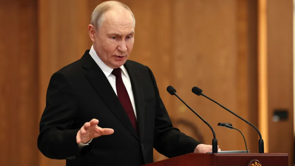 Президент России заявил, что при пусках беспилотников с территорий европейских государств по российским объектам возможны ответные удары. Он назвал волны атак попыткой дестабилизации и отметил отсутствие предпосылок для переговоров с Киевом.