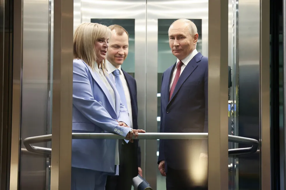Руководители силовых ведомств лоббируют перенос или отмену выборов в Госдуму на фоне экономических трудностей и падения рейтингов «Единой России». Против этой инициативы выступают политический и информационный блоки администрации и зампред Совбеза; официально решение пока не принято.