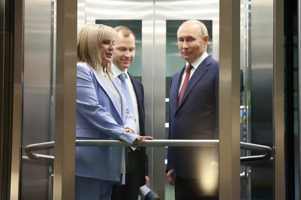 Пресс‑секретарь президента заявил, что подготовка к думским выборам, назначенным на сентябрь 2026 года, продолжается; разговоры о переносе остаются слухами, официальных документов нет.