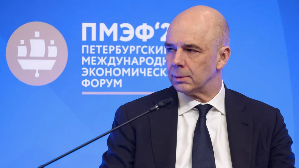 В оперативном докладе Счётной палаты говорится, что по итогам года доходы федерального бюджета могут составить 38,2 трлн руб., что на 2,1 трлн (5,2%) ниже суммы, заложенной в законе. Основные причины — недобор нефтегазовых поступлений из‑за более низких цен на нефть и укрепления рубля.