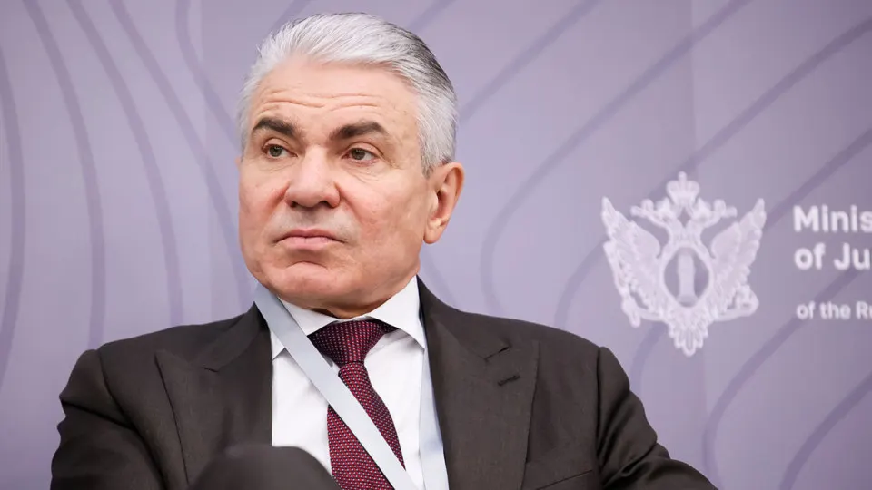 Заместитель министра юстиции предложил обязать владельцев нейросетей создавать механизмы, препятствующие угрозам суверенитету, и ввести ответственность за их нарушение. Инициатива укладывается в общую линию на развитие «суверенных» моделей ИИ и ранее вызвала критику крупного бизнеса.