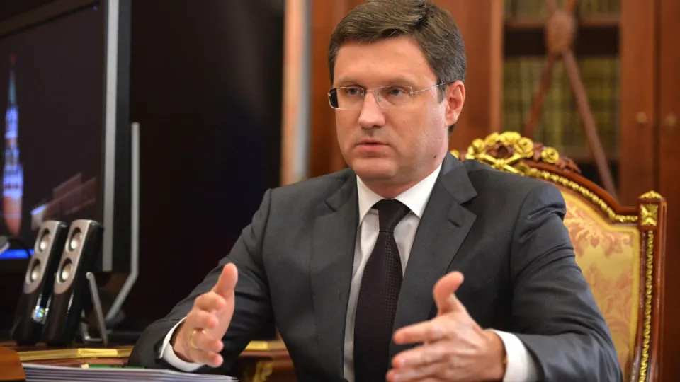 После ударов по НПЗ в стране сократилось производство топлива, введены лимиты и запреты на экспорт. Власти говорят о запасах и предпринимают шаги по стабилизации рынка.