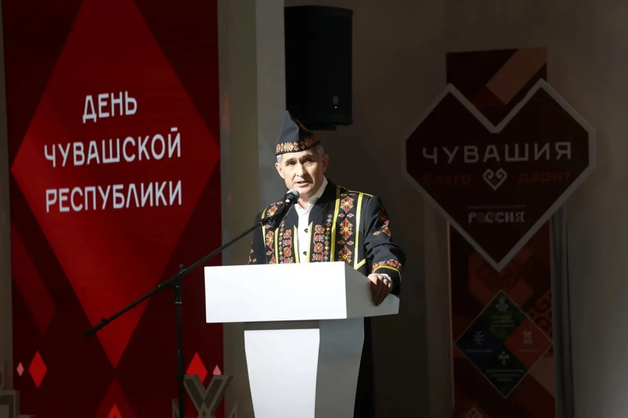 Вечерняя часть празднований была прекращена: доступ к площадке на Красной площади закрыли после сообщения о возможном теракте, ранее также поступил сигнал о минировании торгового центра.