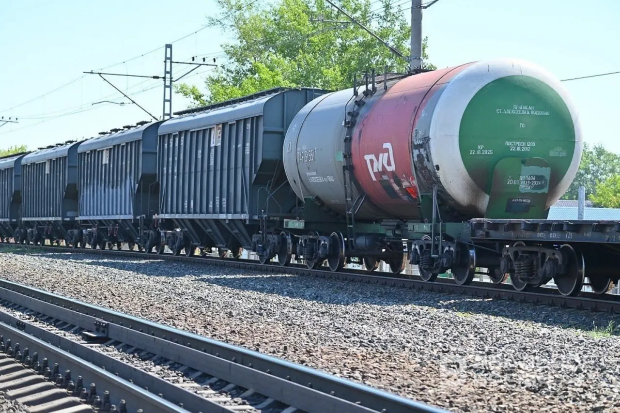 Штаб призван обеспечить стабильный приём и доставку нефтяных грузов, с особым вниманием к поставкам авиакеросина в аэропорты и оперативному решению проблем на лимитирующих направлениях.