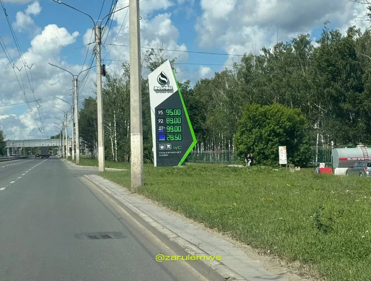 Ограниченные поставки на некоторых частных заправках республики вызвали резкий рост цен на дизель и отдельные марки бензина; крупные сети пока сдерживают рост, но дефицит уже ощущается.