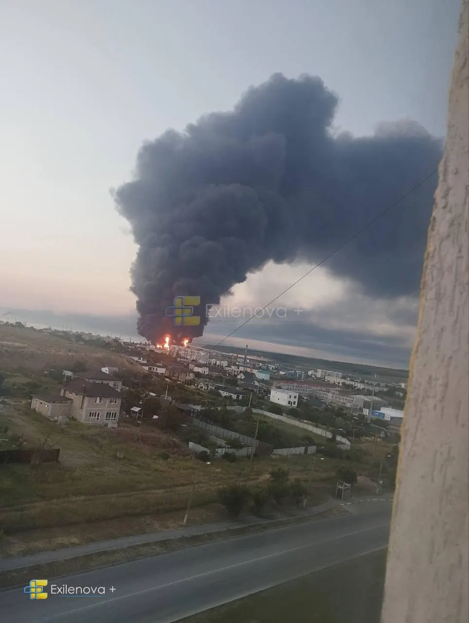 В результате удара беспилотников в районе Керченского пролива погибли, по разным сообщениям, несколько человек, пострадали люди и объекты инфраструктуры — наблюдаются пожары и разрушения.