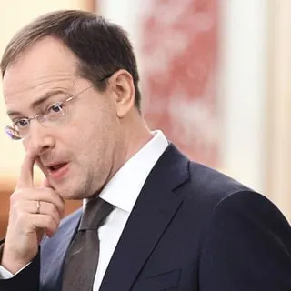 Помощник президента Владимир Мединский выступил за закрепление трудовых контрактов и распределения выпускников, обучавшихся за счёт бюджета. Критики называют это возвращением административных методов и ограничением свободы выбора молодёжи.
