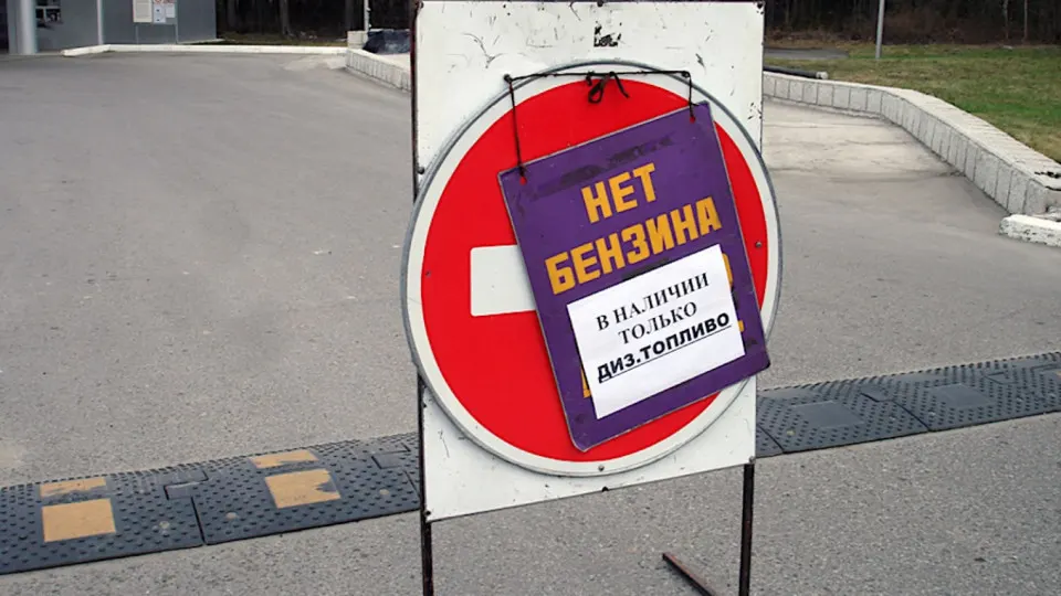 С 3 июня продажа бензина в Севастополе временно будет ограничена для населения: топливо отпускают только экстренным и жизненно важным службам, полноценные продажи ожидаются к середине дня.