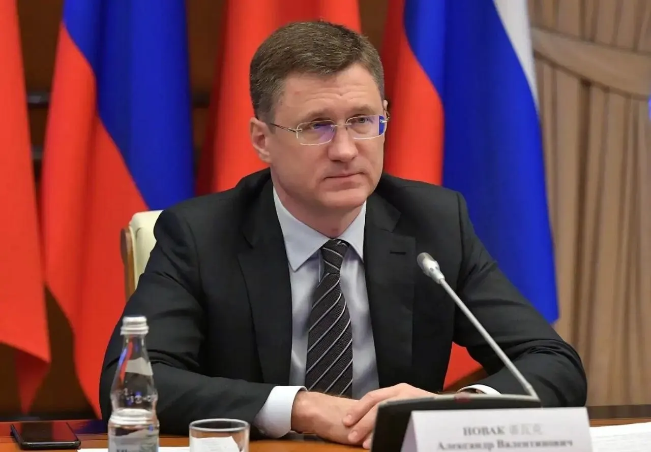 Вице‑премьер Александр Новак заявил, что в стране хватает объёмов топлива. По его оценке, ажиотаж искусственно поднял спрос на 20–30%. Власти корректируют логистику с учётом потребностей регионов.