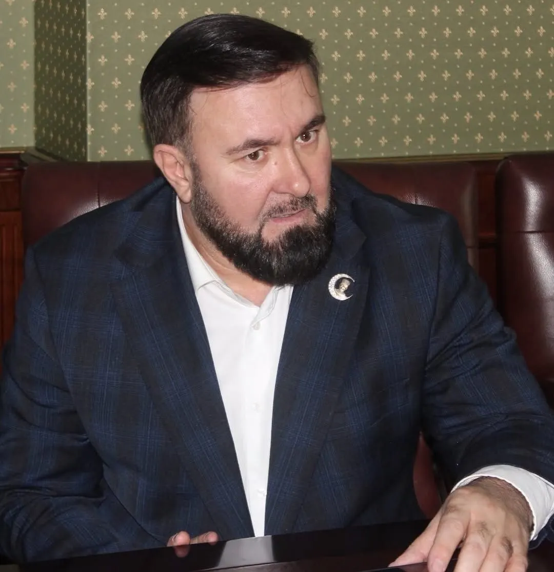 Мансур Солтаев получил грамоту за «защиту прав и интересов граждан». Награждение вызвало вопросы на фоне его прошлых публикаций и обвинений в адрес правозащитников.