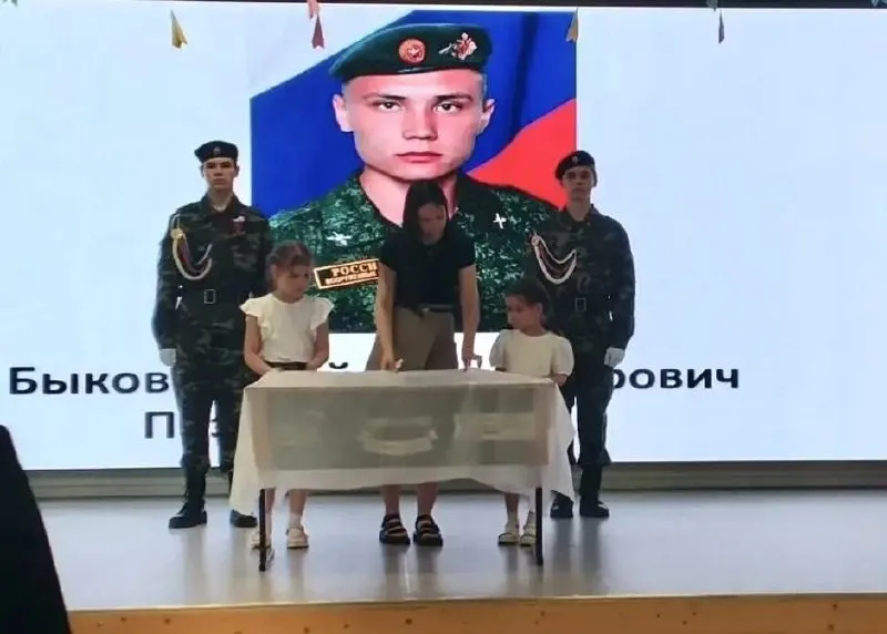 В школе №7 Чебоксар установили «Парту Героя» в память о Сергее Быкове — выпускнике, добровольно ушедшем на войну и погибшем в результате миномётного обстрела.