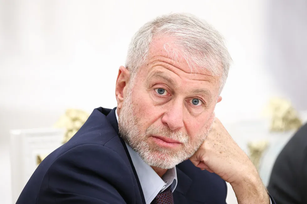 По сведениям собеседников, в мае российский бизнесмен Роман Абрамович посетил Киев, где встретился с Владимиром Зеленским и передал предложение о встрече с российским лидером. Кремль заявил, что не видит смысла в подобной инициативе на фоне продолжающихся боевых действий.