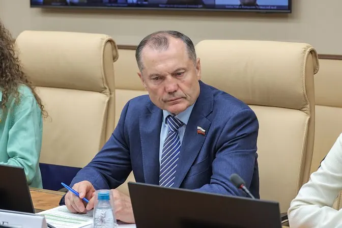 Член Комитета Совета Федерации предложил закрепить законодательно практику, при которой студенты вузов и колледжей будут проводить на базовых предприятиях до половины учебного времени. Инициатива объясняется низкой готовностью выпускников к работе и дефицитом кадров, но в ней не уточнены вопросы оплаты и защиты прав учащихся.