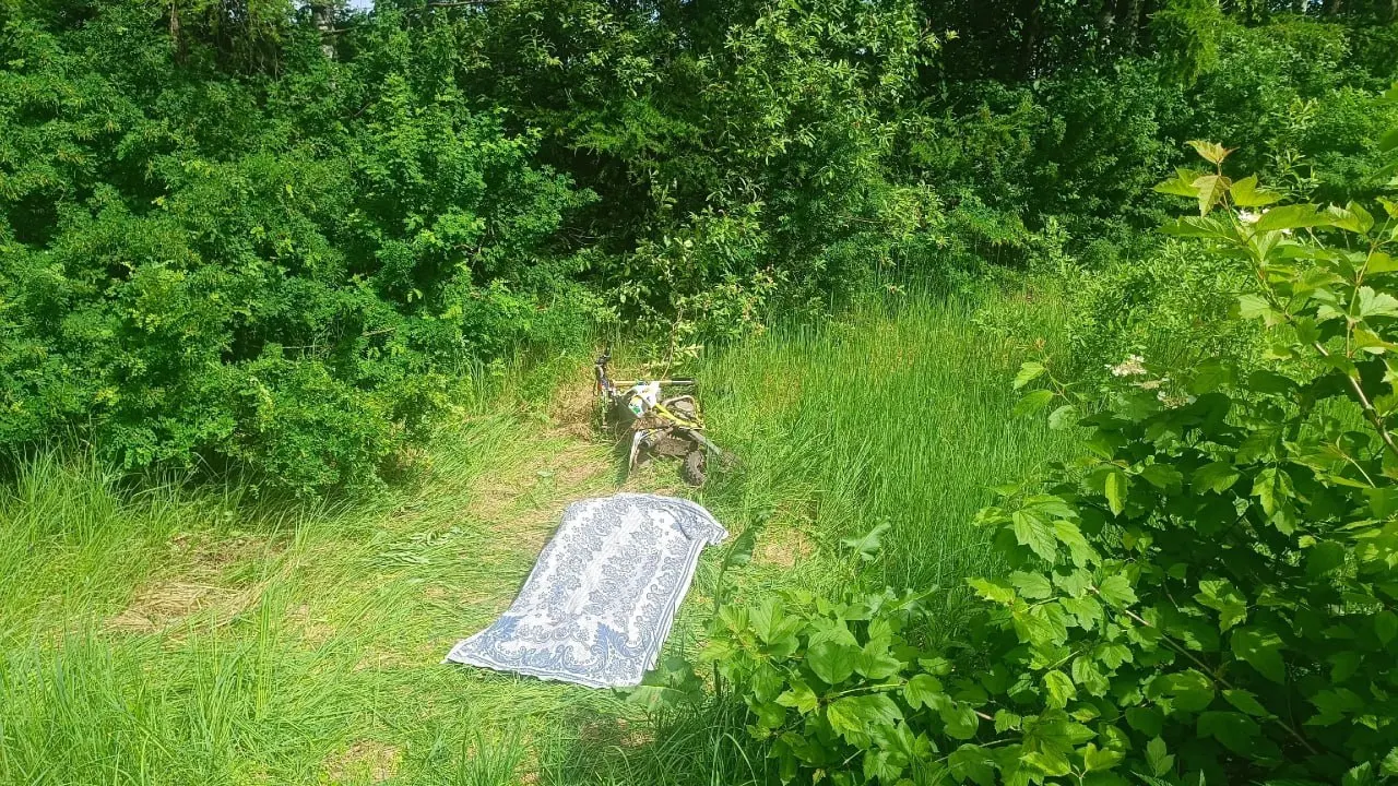 В кювете рядом с мотоциклом обнаружено тело подростка; от полученных травм он скончался на месте.