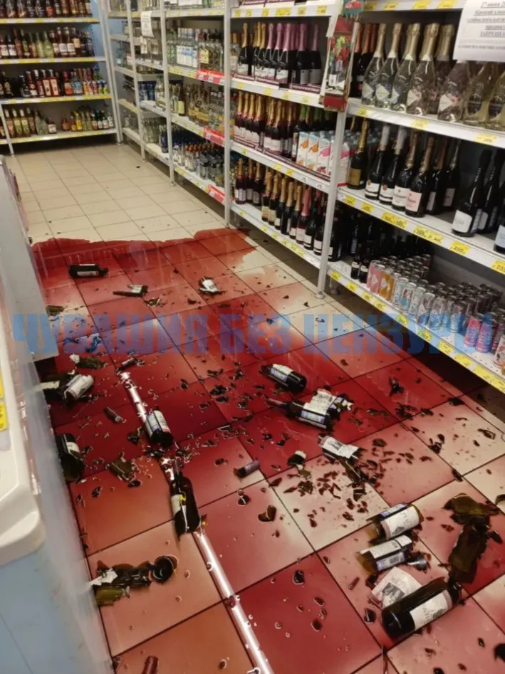 В районе Привокзальной — проспекта Ленина неизвестный мужчина в состоянии изменённого сознания громит магазины и угрожает убить людей; очевидцы советуют покинуть микрорайон, полиция на момент сообщений не прибыла.