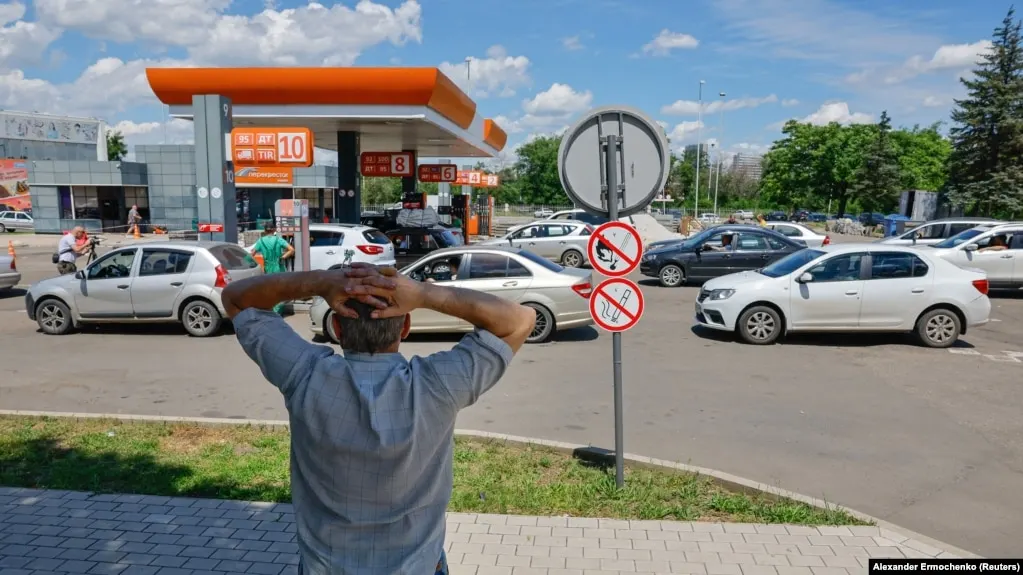 В ряде областей России ввели запреты на залив топлива в ёмкости и суточные лимиты на отпуск бензина и дизтоплива. Власти Москвы временно разрешили бензовозам въезд в город без грузовых пропусков для обеспечения поставок.
