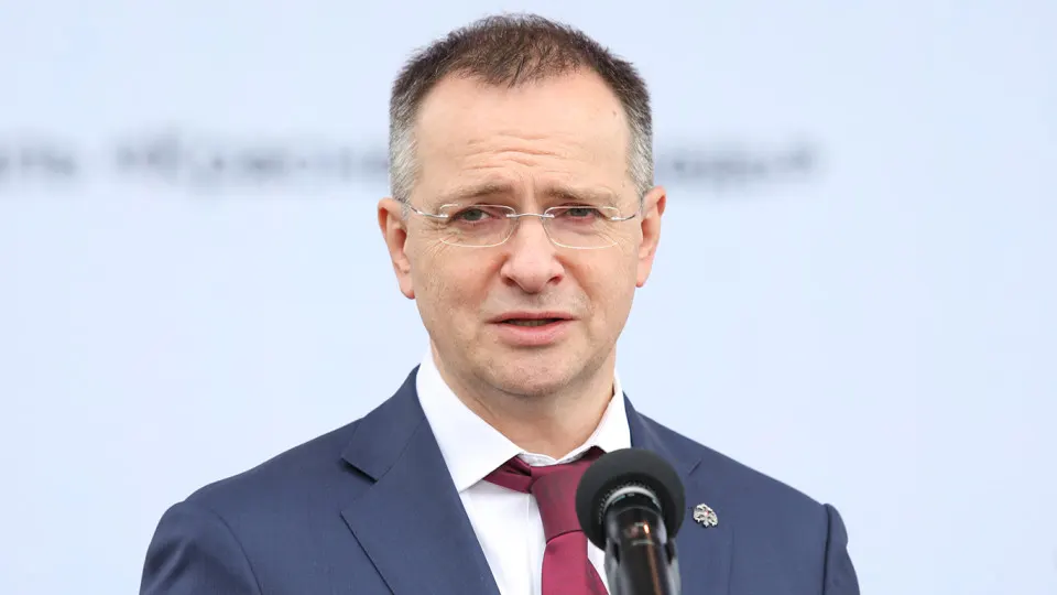 Он предложил вводить контроль на всех этапах производства фильмов, не принимать на госденьги «барахло» и вернуться к практике, которая, по его словам, приносила художественную пользу. Государственное финансирование всё чаще направляют на ленты о «традиционных ценностях», героях СВО и Великой Отечественной войне.