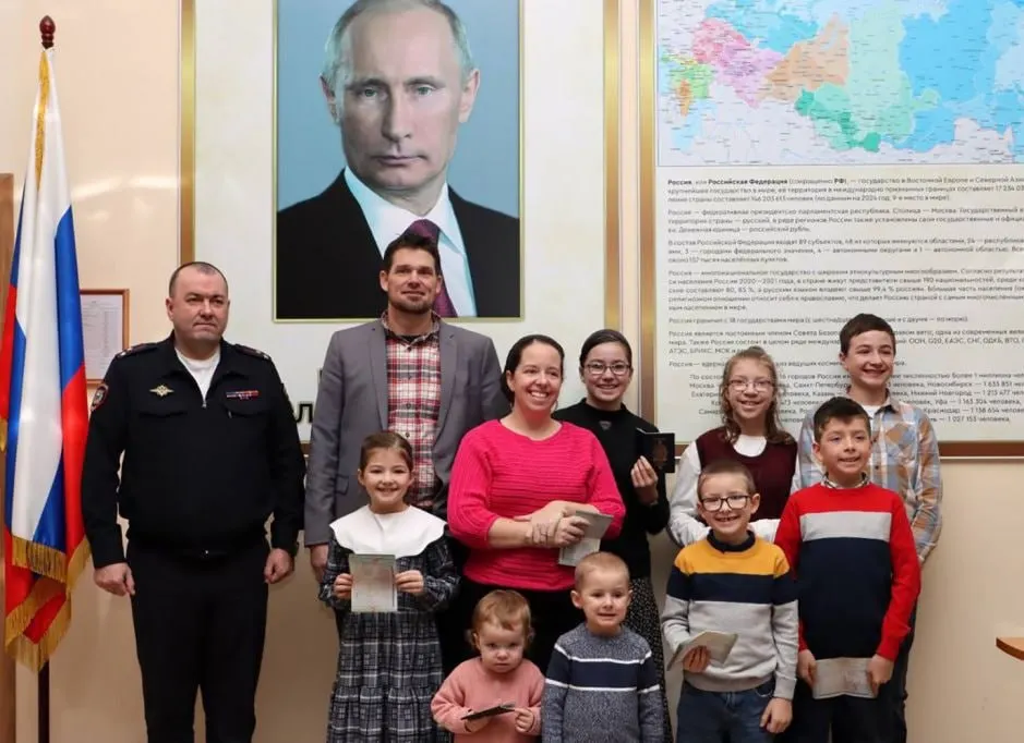 В 2025 году более тысячи иностранцев получили специальные визы для переезда в Россию как лица, разделяющие традиционные духовно‑нравственные ценности; программа упрощает получение разрешения на временное проживание.