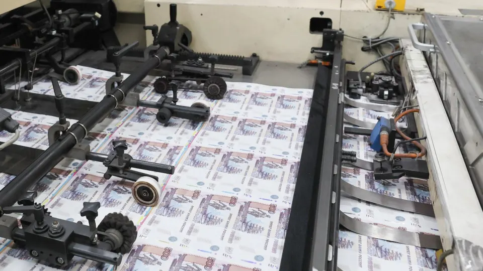 Центробанк выдал банкам кредиты под залог ОФЗ на сумму порядка 4,7 трлн рублей, банки через эти операции скупают госдолг. Эксперты предупреждают: расширение такой практики фактически означает монетарное финансирование расходов и усилит инфляционное давление.
