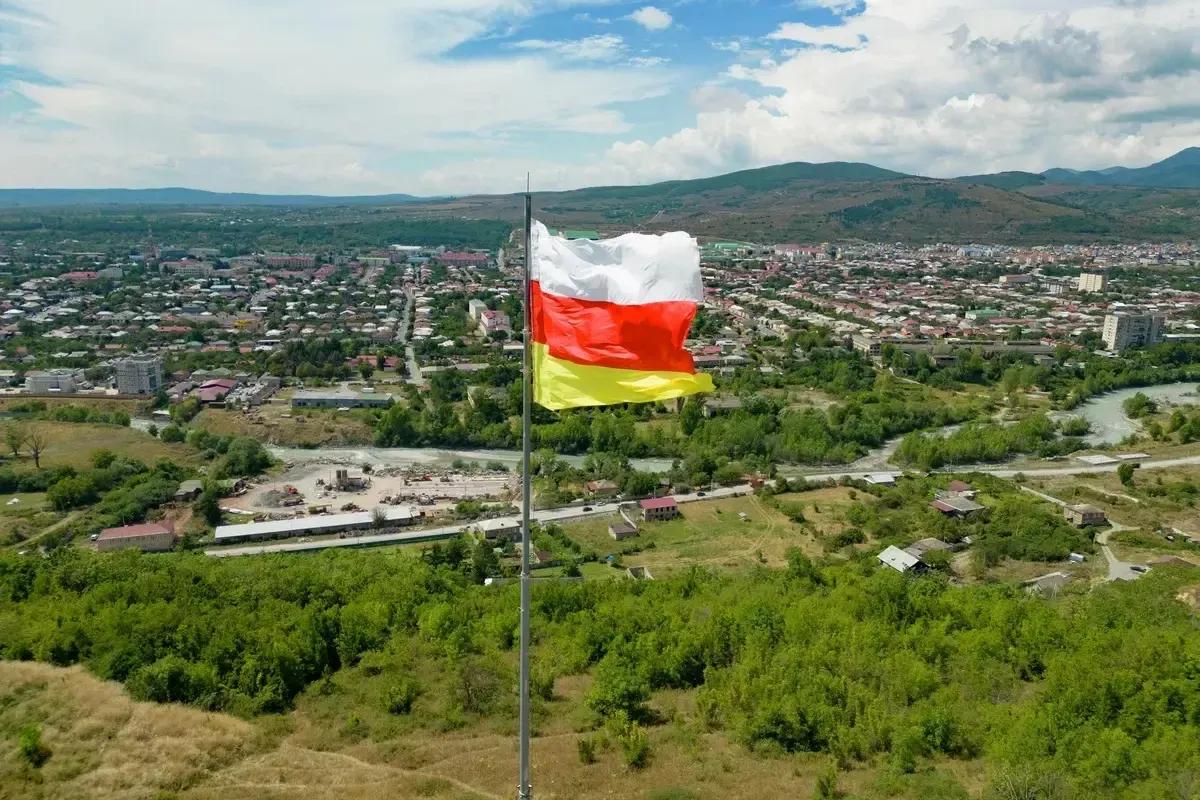 Марат Камболов, уроженец России и бывший федеральный чиновник, назначен временно исполняющим обязанности президента Южной Осетии. Сразу после вступления в должность он провёл проверки на границе, потребовал ускорить пропуск и пообещал разобраться с задолженностями по зарплатам; эксперты усматривают в назначении усиление контроля Москвы над республикой.