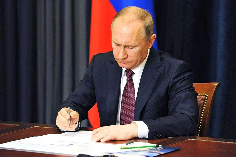 Указ №389 дополняет положения 2025 года: расширяется круг уполномоченных продавцов, впервые подробно регламентирован порядок торгов и установлены особые правила для продажи жилья из государственного фонда. Документ вступил в силу 3 июня 2026 года.