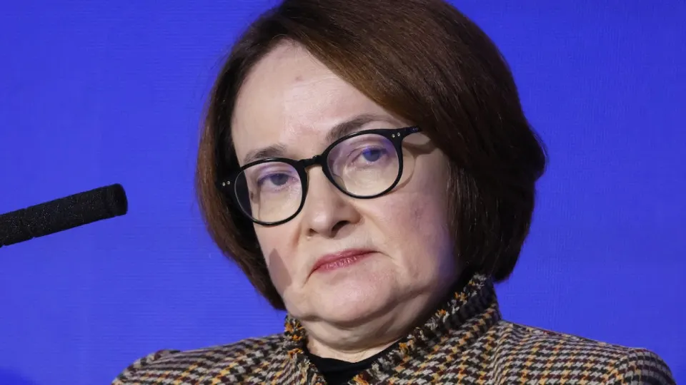 Резкий рост цен на бензин и обвал производства нефтепродуктов усиливают инфляционное давление и делают дальнейшее смягчение монетарной политики Центрального банка менее вероятным.