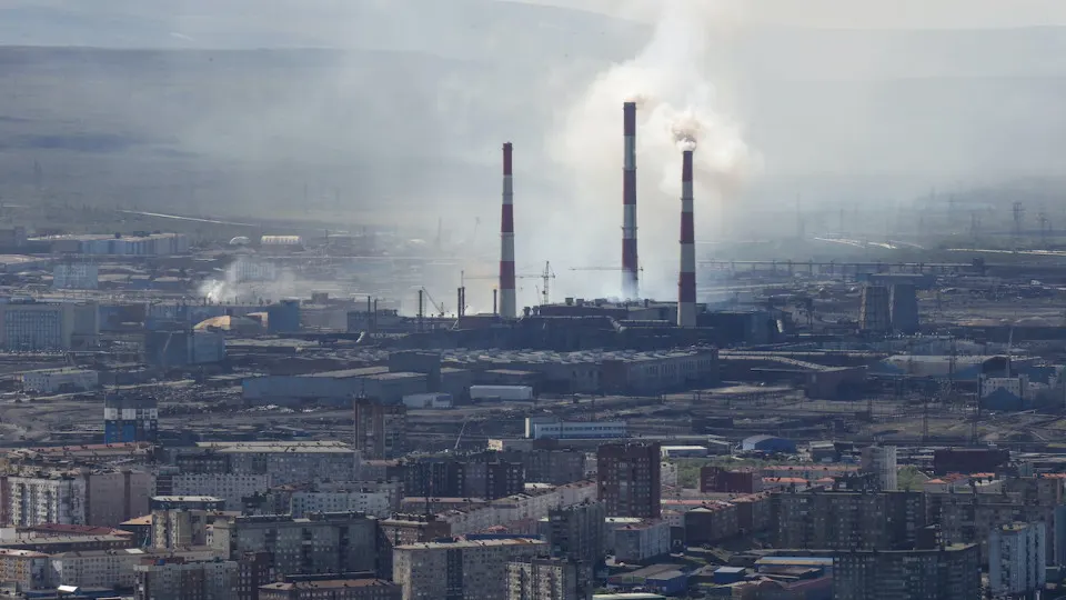 В мае промышленность показала падение — объёмы производства в целом упали на 0,7% в годовом выражении. Наибольший удар пришёлся на нефтепереработку и металлургию; большинство отраслей остаются в рецессии, аналитики предупреждают о рисках для инфляции и бюджета.