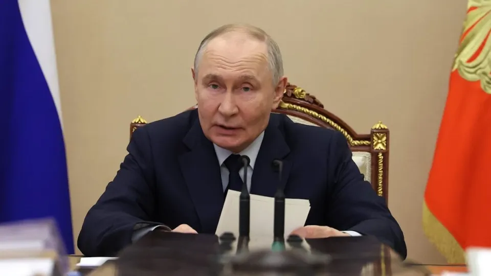 Президент прокомментировал резкое сокращение инвестиций: по его словам, паузы нет, ситуация под контролем, однако падение инвестиций связано с внешними ограничениями, высокими ставками и снижением прибыли компаний.